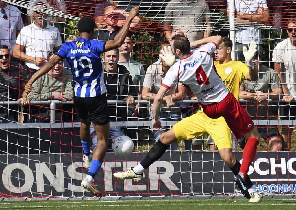 DRAMATISCHE MIDDAG VOOR BARENDRECHT: 0-6 EN DRIE KEER ROOD